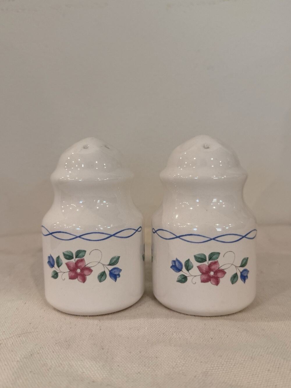 Vintage Pfaltzgraff Folk Art Salt & Pepper Shakers Ceramic Floral Bonnie Brae